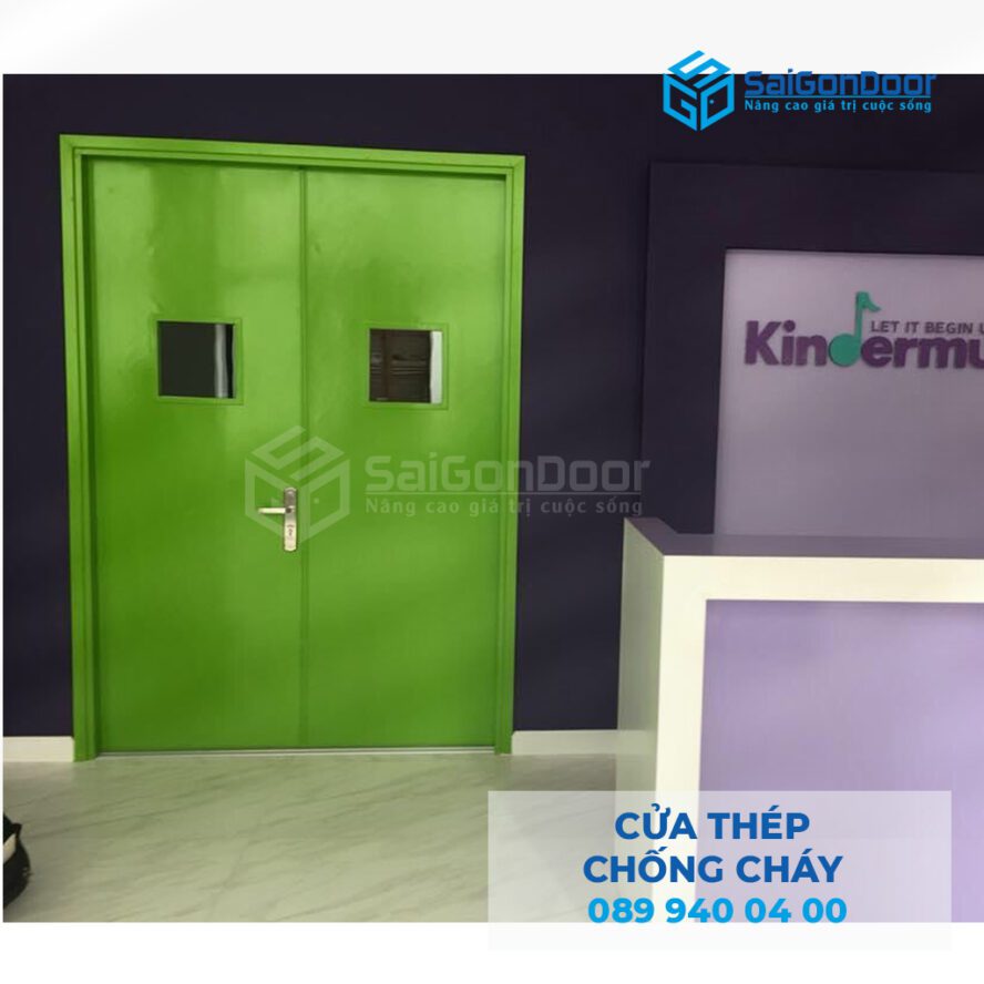 Cửa thép chống cháy màu xanh lá, sơn theo yêu cầu khách hàng