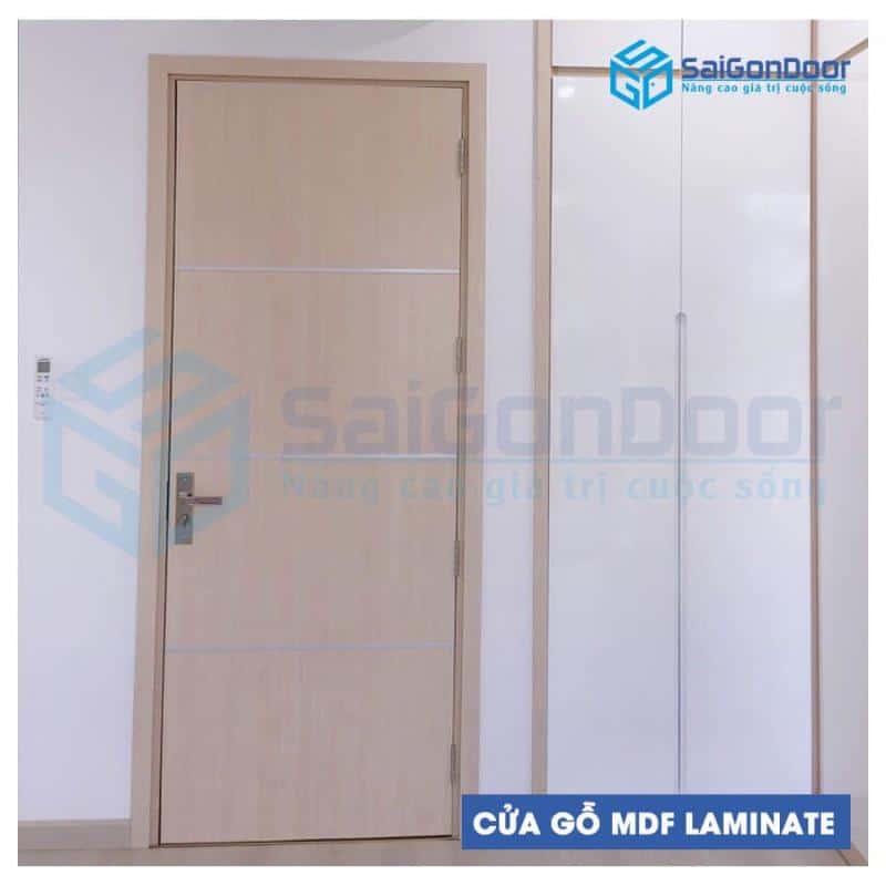 Cửa gỗ công nghiệp MDF lắp đặt chung cư cao cấp