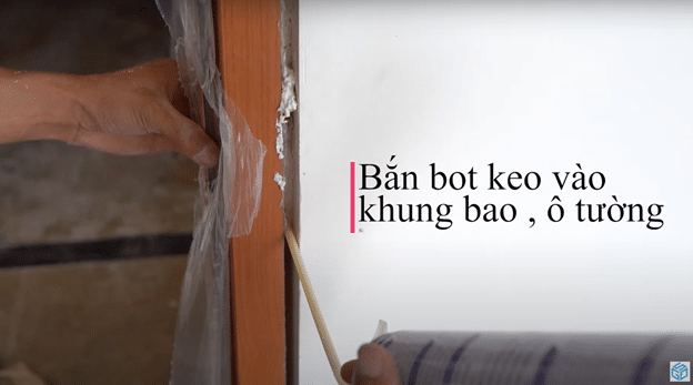 Bắn keo vào khung bao, ô tường