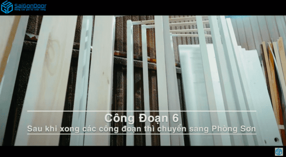 Cửa được sơn hoàn toàn thủ công