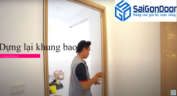 Một khâu trong quy trình lắp đặt cửa nhựa giả gỗ