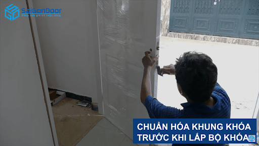 Lắp đặt tay nắm cửa và khóa cho cửa gỗ HDF siêu đẹp cửa SaiGonDoor